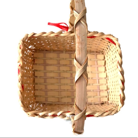 Vintage wicker basket with handle. - Picture 3 of 4